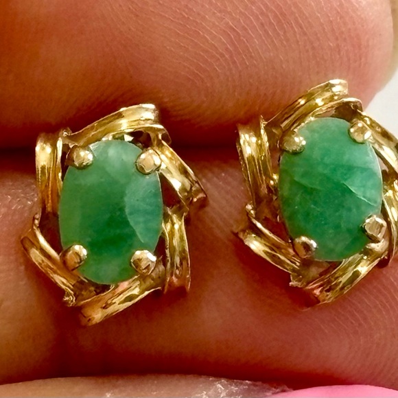 Solid 10k gold emerald stud earrings - Picture 3 of 11